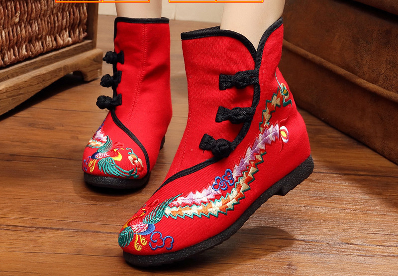 Női textilcsizma hímzéssel