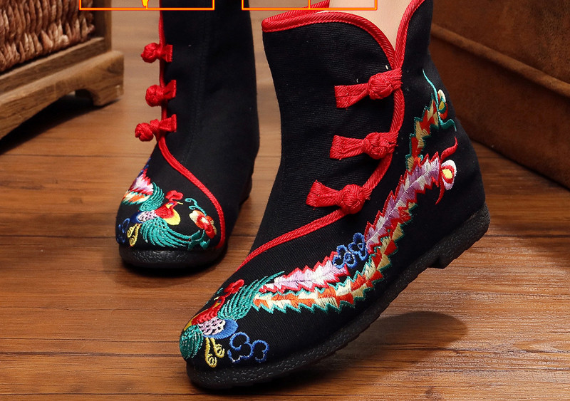 Női textilcsizma hímzéssel