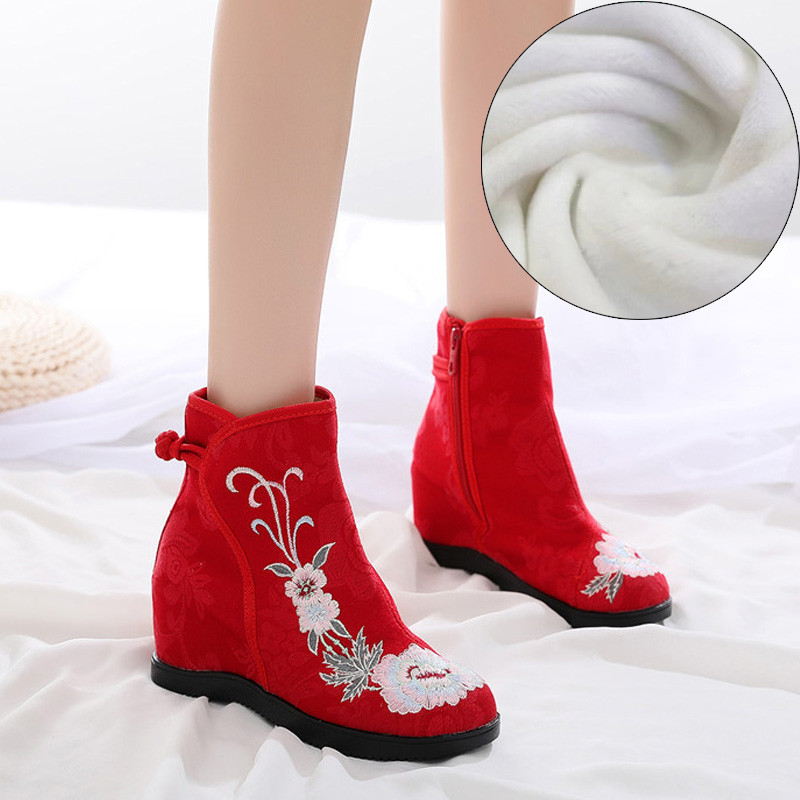 Női textilcsizma hímzéssel