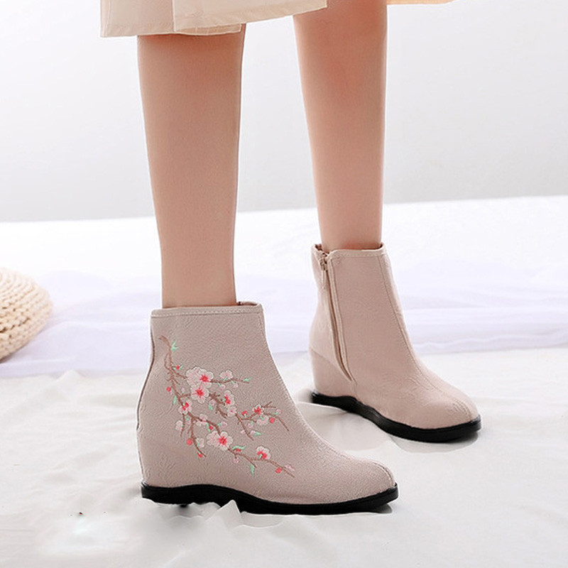 Női textilcsizma hímzéssel