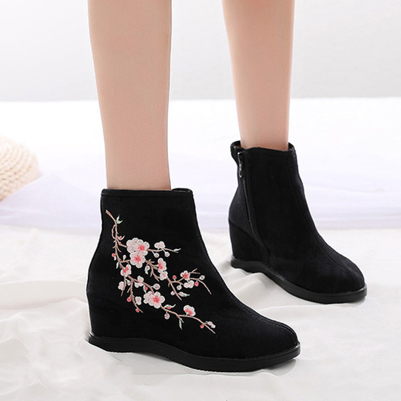 Női textilcsizma hímzéssel