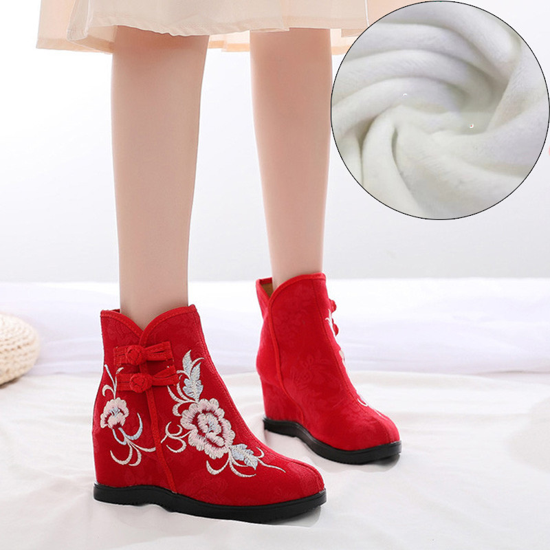 Női textilcsizma hímzéssel