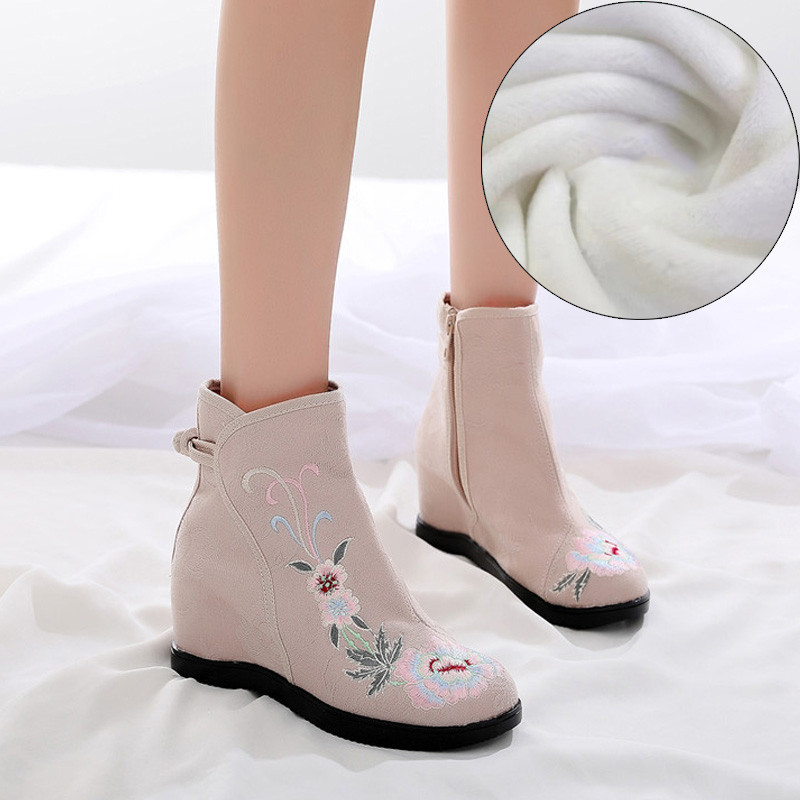 Női textilcsizma hímzéssel