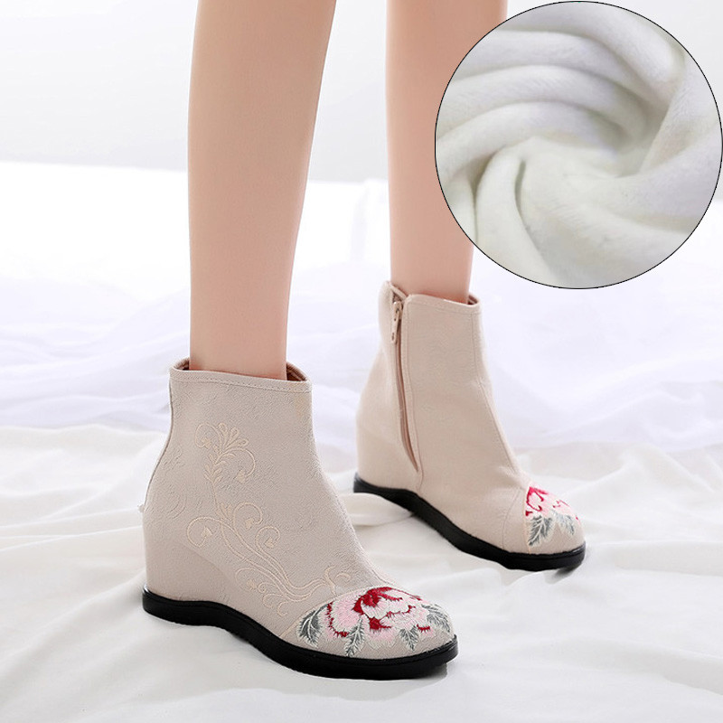 Női textilcsizma hímzéssel