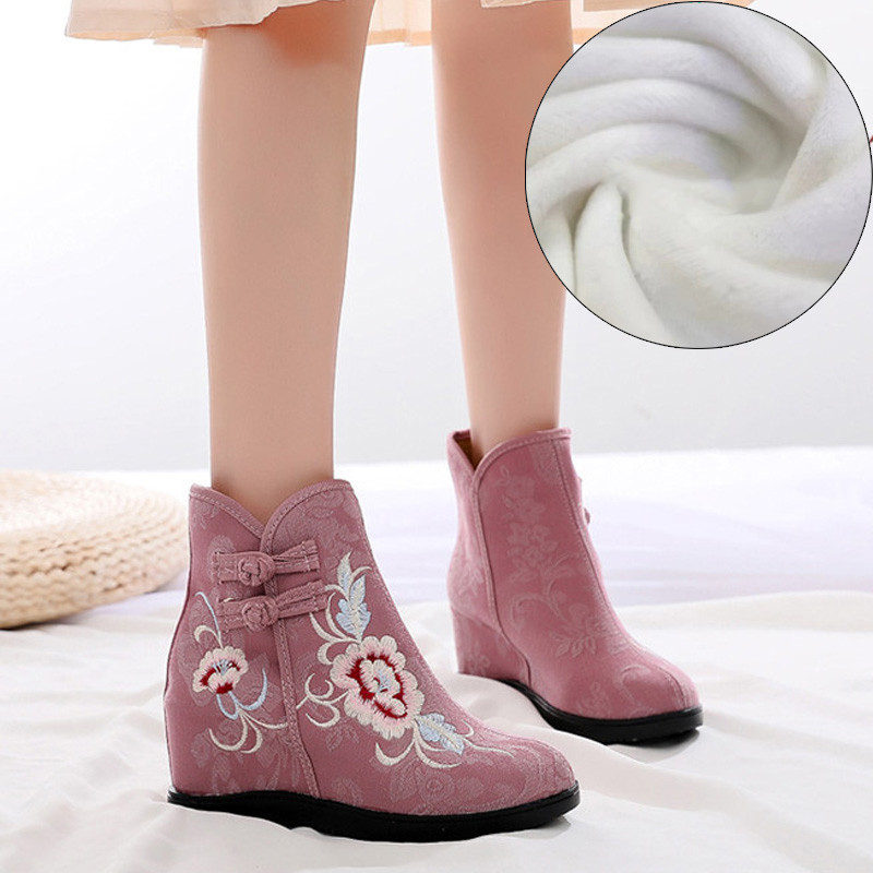 Női textilcsizma hímzéssel