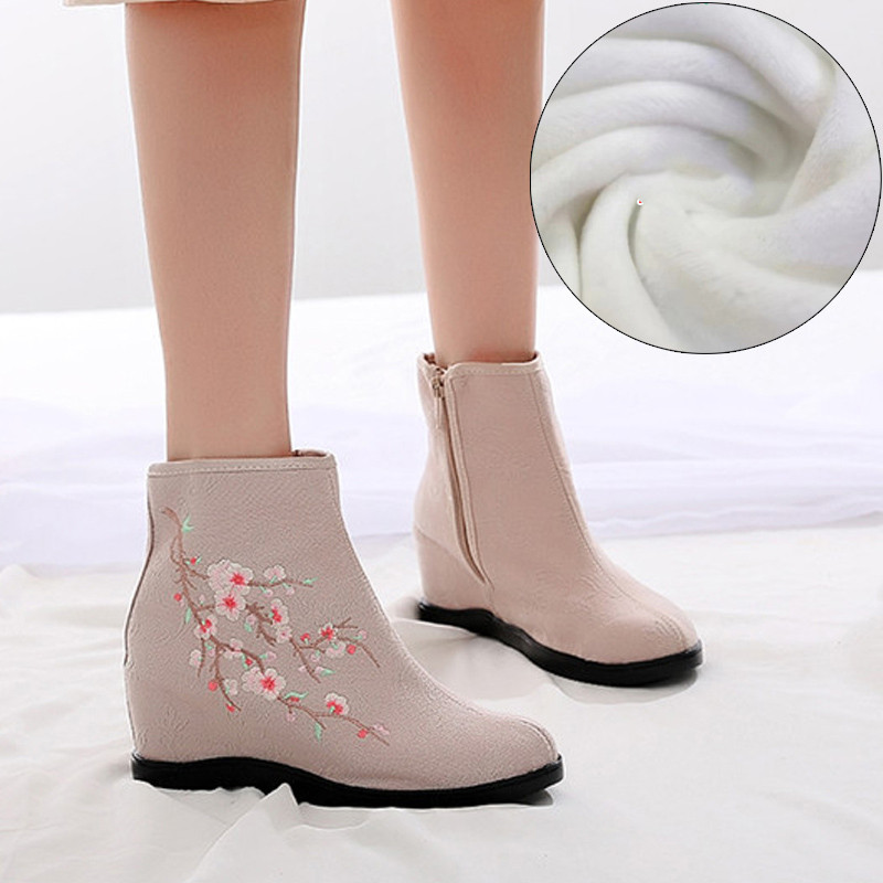 Női textilcsizma hímzéssel