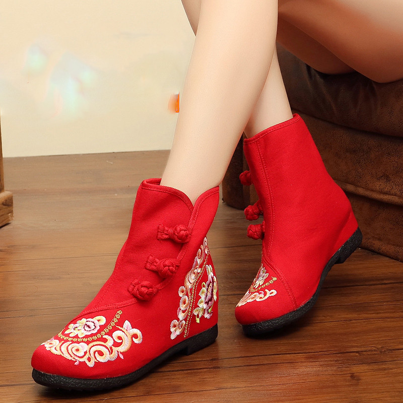 Női textilcsizma hímzéssel