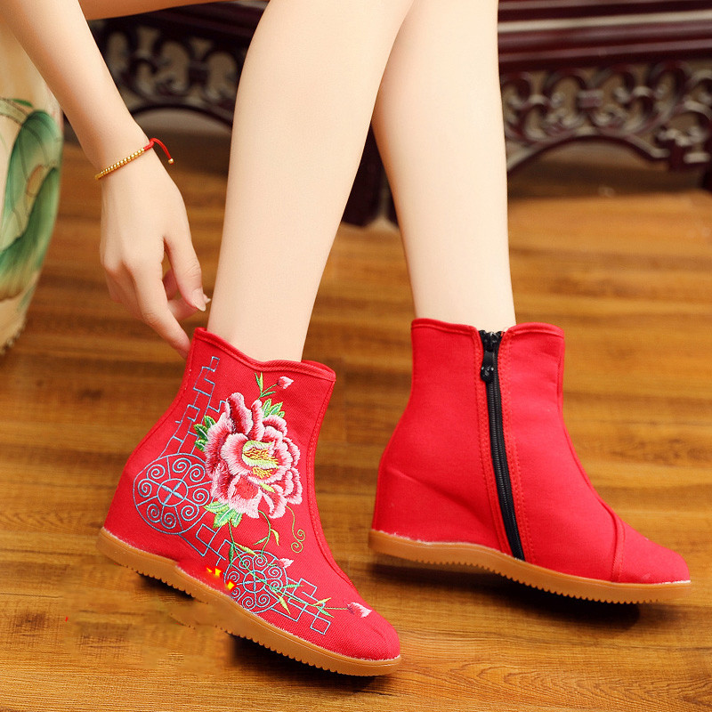 Női textilcsizma hímzéssel