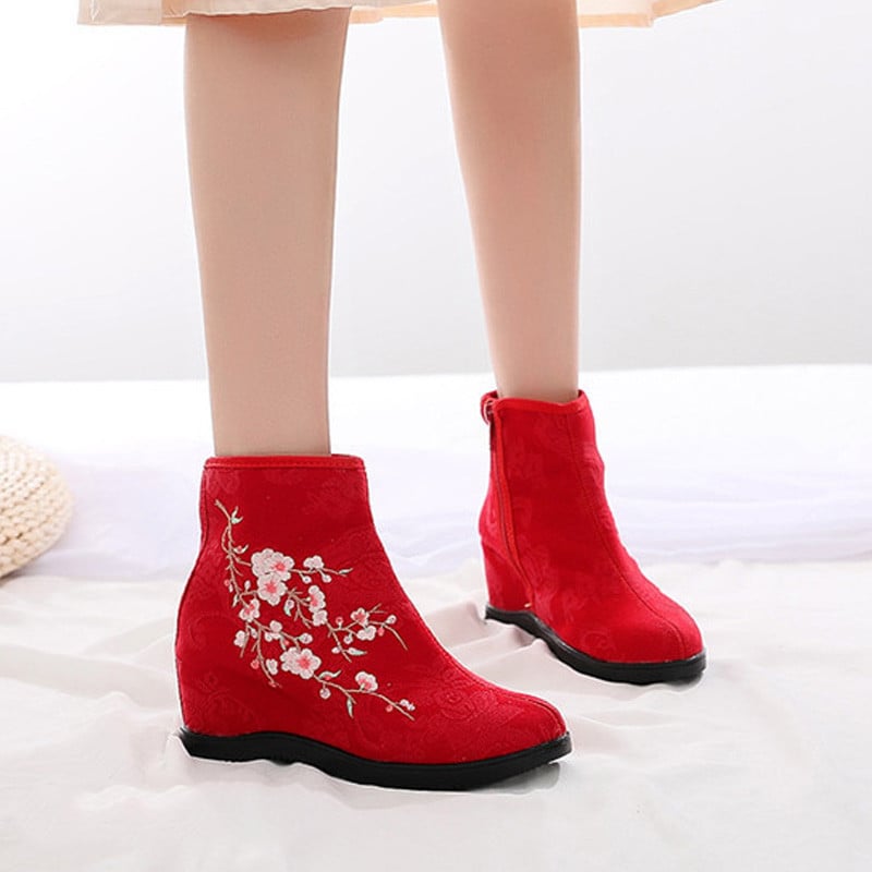 Női textilcsizma hímzéssel