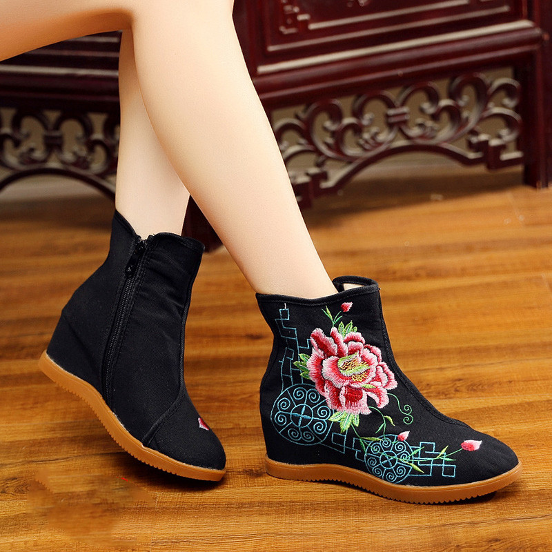 Női textilcsizma hímzéssel