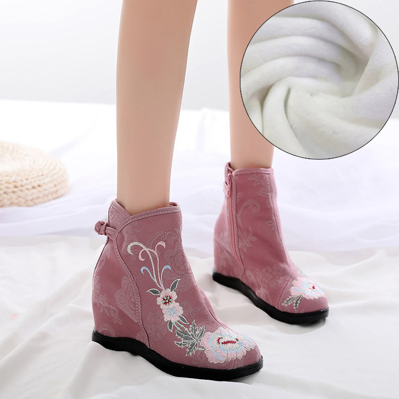 Női textilcsizma hímzéssel