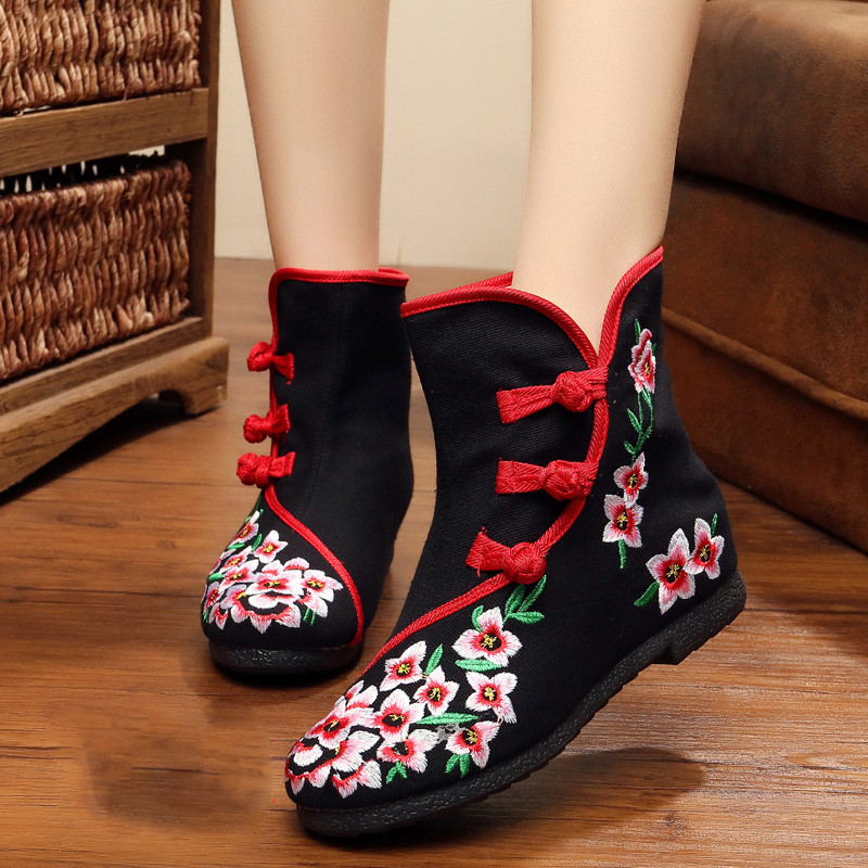 Női textilcsizma hímzéssel