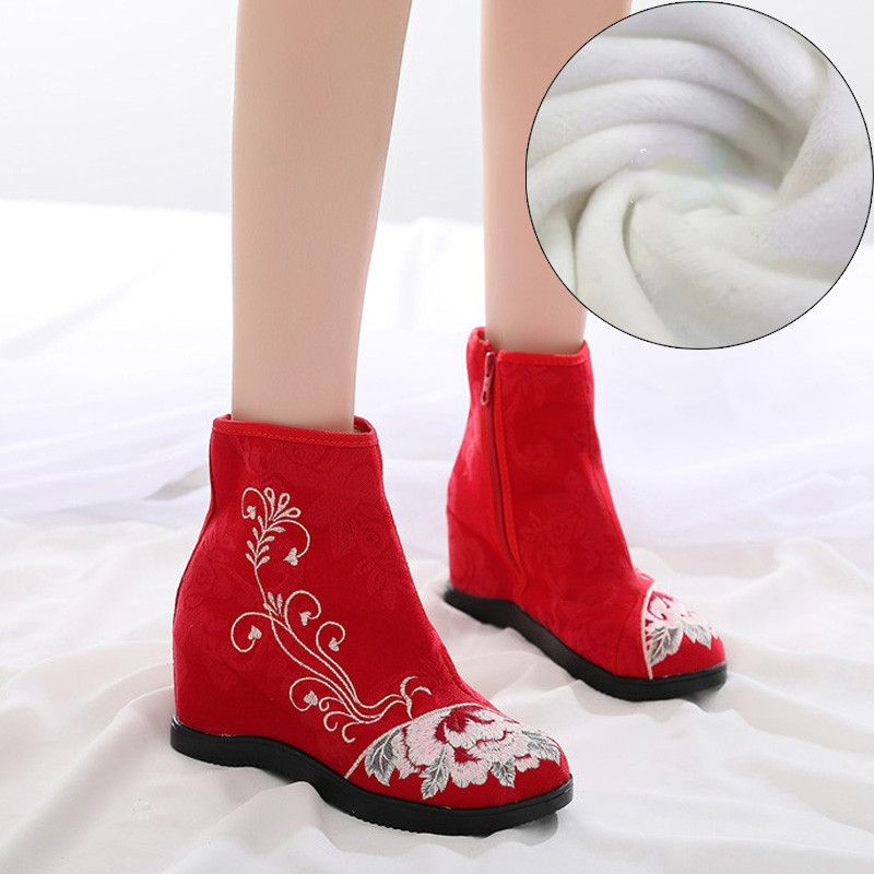 Női textilcsizma hímzéssel