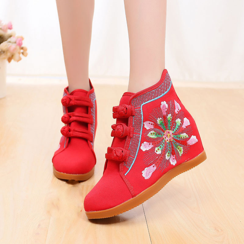 Női textilcsizma hímzéssel