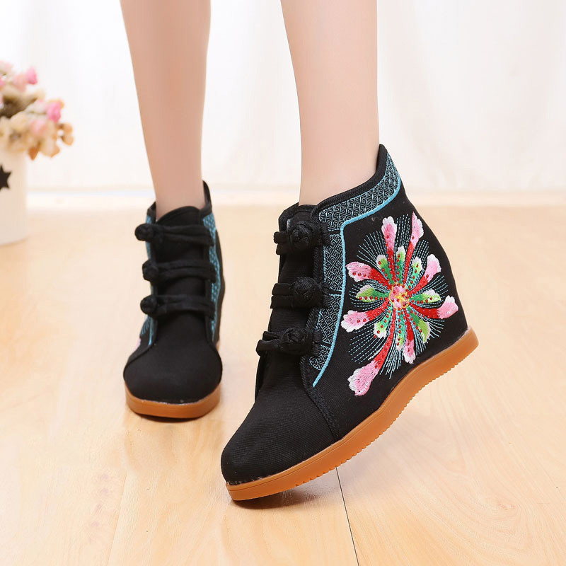 Női textilcsizma hímzéssel