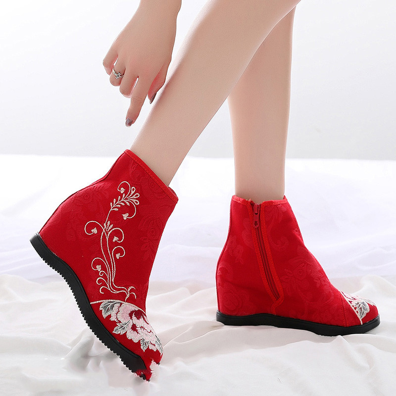 Női textilcsizma hímzéssel