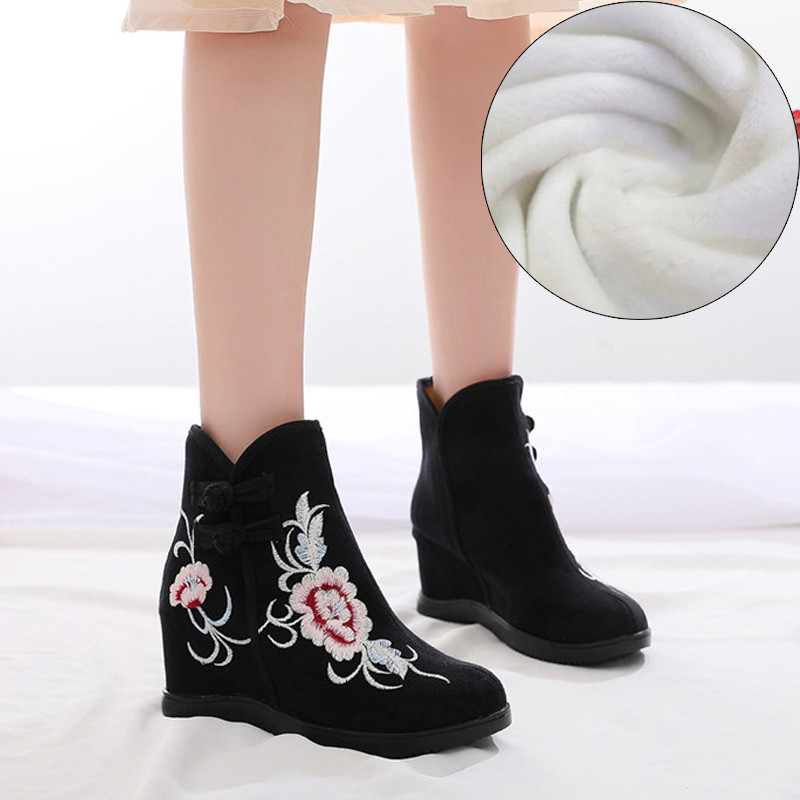 Női textilcsizma hímzéssel