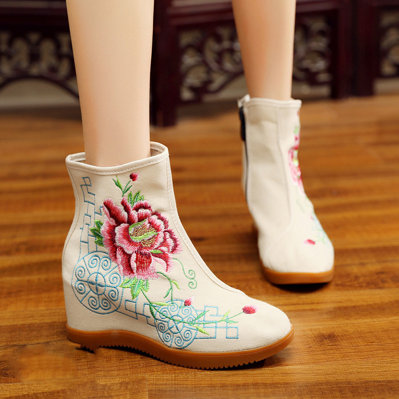 Női textilcsizma hímzéssel