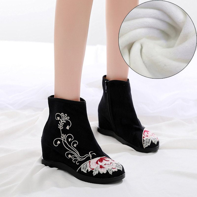 Női textilcsizma hímzéssel