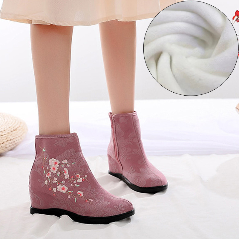 Női textilcsizma hímzéssel