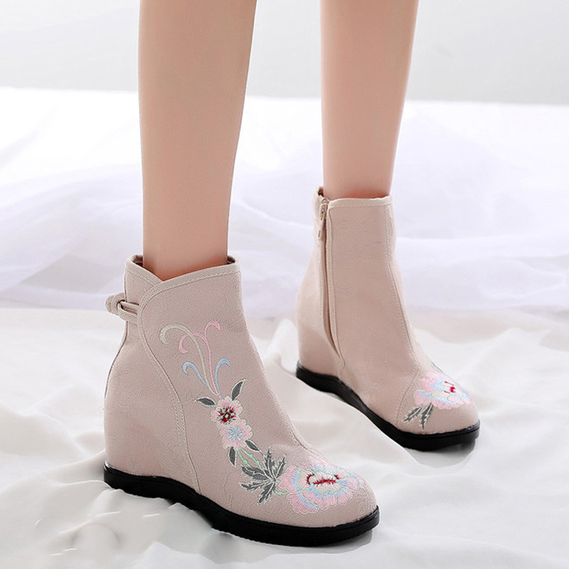 Női textilcsizma hímzéssel