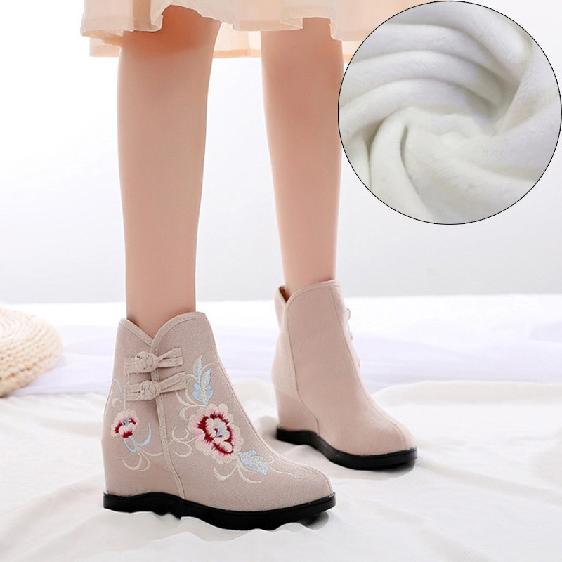 Női textilcsizma hímzéssel