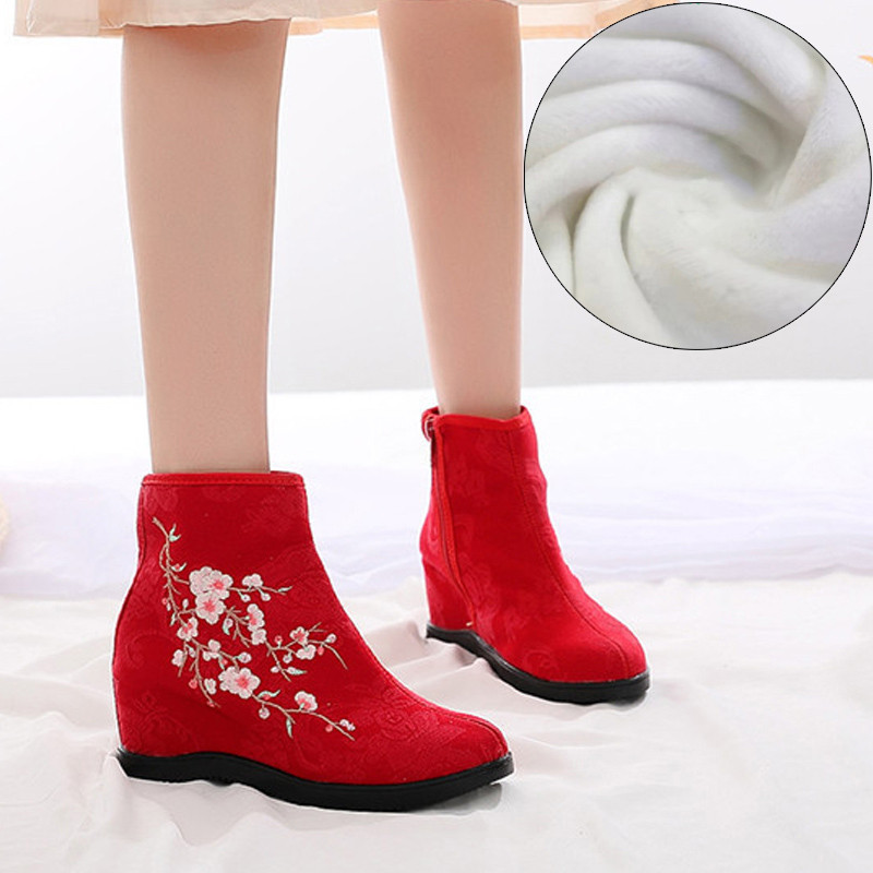 Női textilcsizma hímzéssel