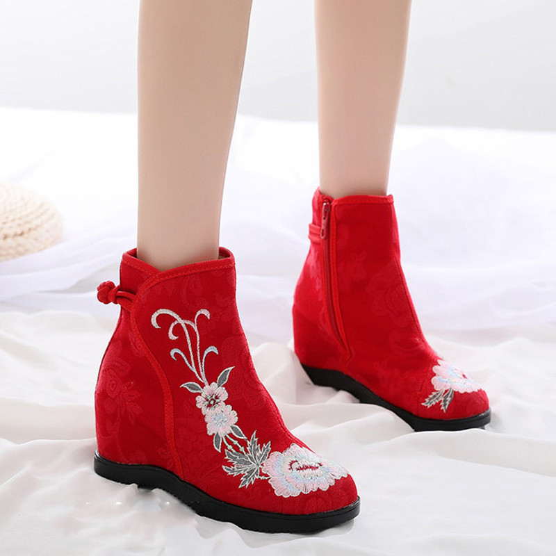 Női textilcsizma hímzéssel