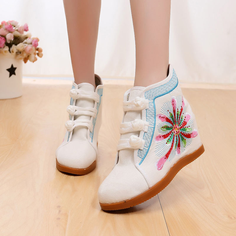 Női textilcsizma hímzéssel