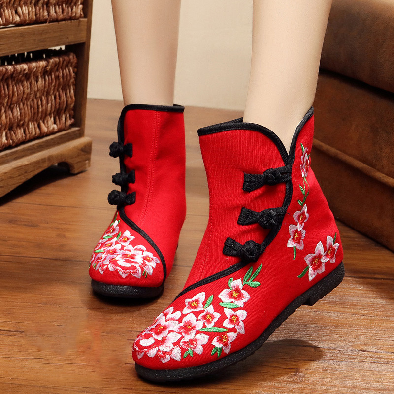 Női textilcsizma hímzéssel