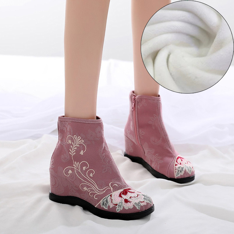 Női textilcsizma hímzéssel