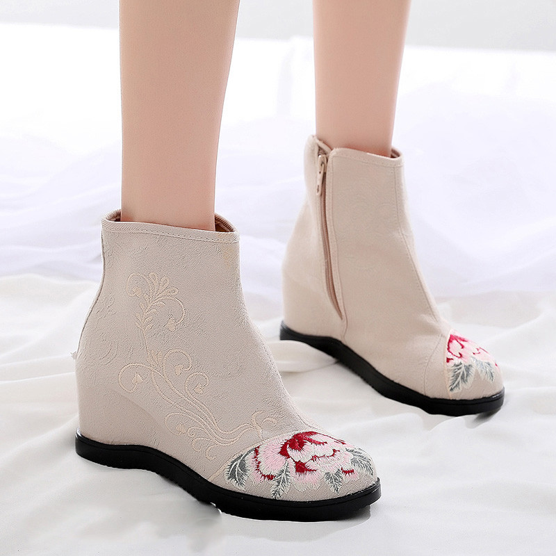 Női textilcsizma hímzéssel