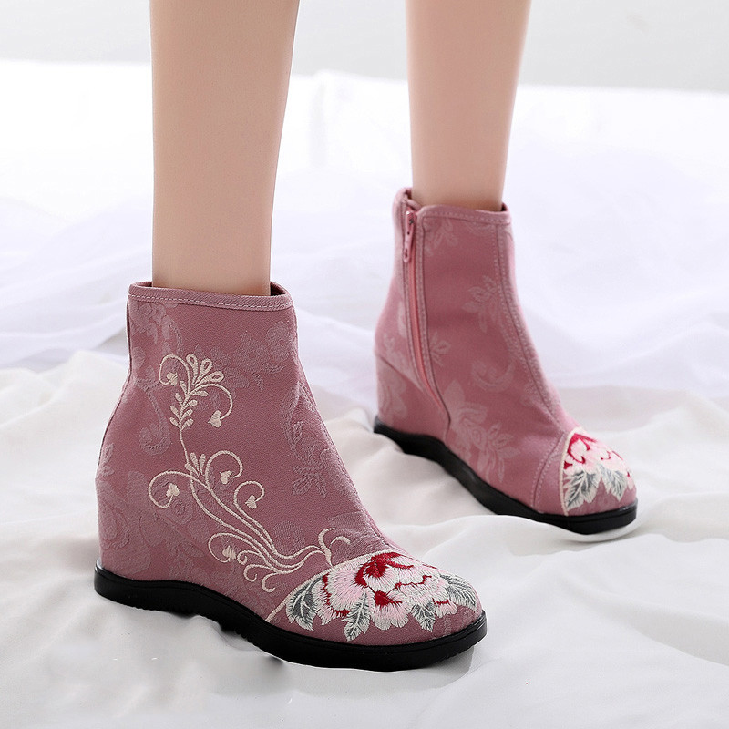 Női textilcsizma hímzéssel