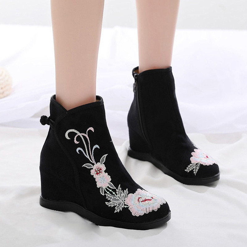 Női textilcsizma hímzéssel