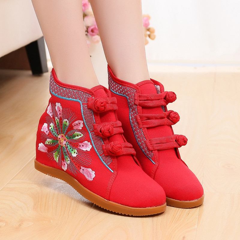 Női textilcsizma hímzéssel