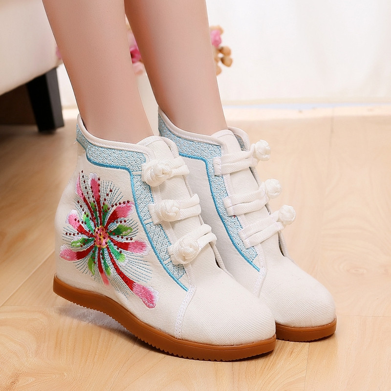 Női textilcsizma hímzéssel