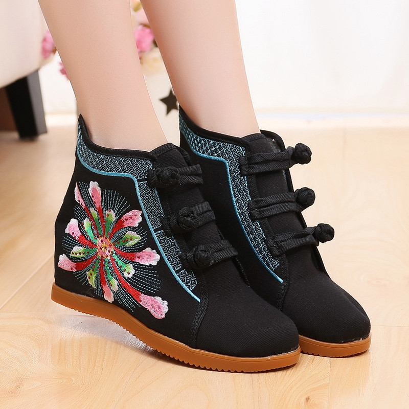 Női textilcsizma hímzéssel