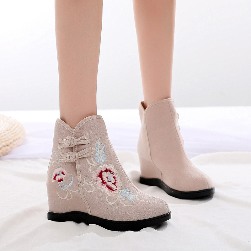 Női textilcsizma hímzéssel