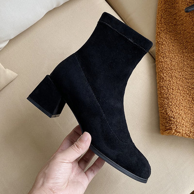 Γυναικείες μοντέρνες μπότες με τακούνι 5 cm - κατασκευασμένα από οικολογικό δέρμα ή οικολογικό σουέτ