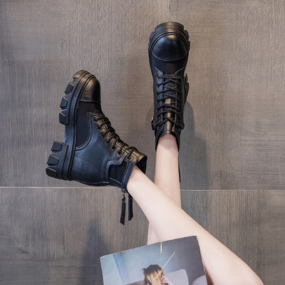 Νέο μοντέλο γυναικείας μπότας με κορδόνια και τραχιά σόλα