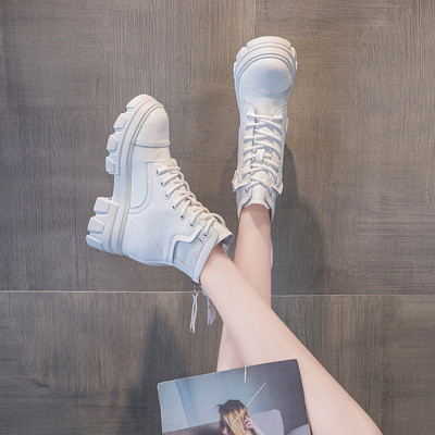 Νέο μοντέλο γυναικείας μπότας με κορδόνια και τραχιά σόλα