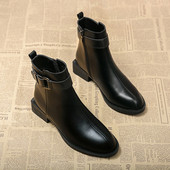 Aktuális női fekete csizma eko bőrből, cipzárral és fém részletekkel