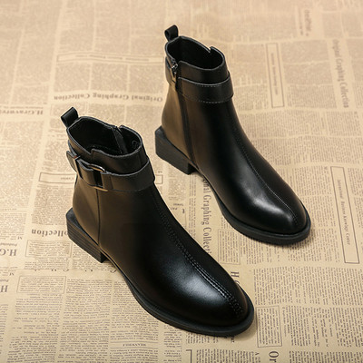 Aktuális női fekete csizma eko bőrből, cipzárral és fém részletekkel