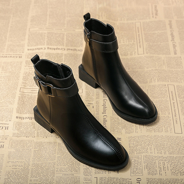 Aktuális női fekete csizma eko bőrből, cipzárral és fém részletekkel