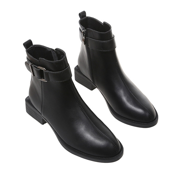 Aktuális női fekete csizma eko bőrből, cipzárral és fém részletekkel