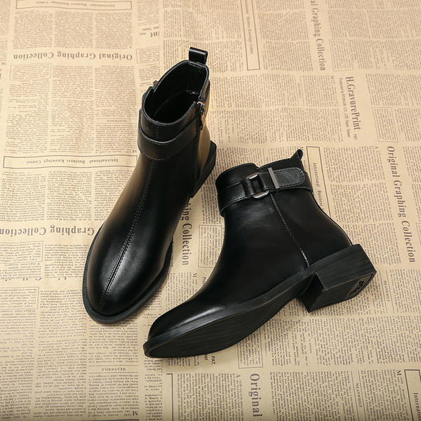 Aktuális női fekete csizma eko bőrből, cipzárral és fém részletekkel