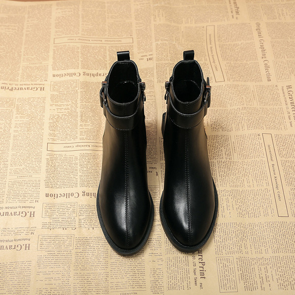 Aktuális női fekete csizma eko bőrből, cipzárral és fém részletekkel