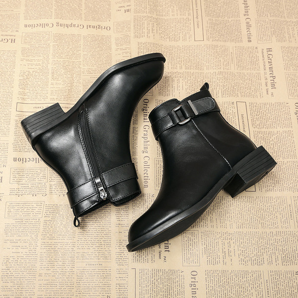 Aktuális női fekete csizma eko bőrből, cipzárral és fém részletekkel