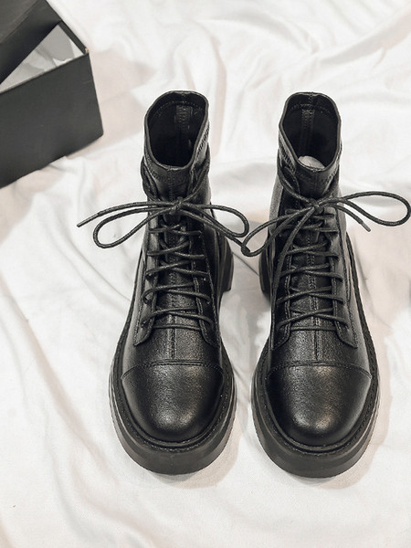 Μοντέρνες μαύρες γυναικείες μπότες από οικολογικό δέρμα με επίπεδη σόλα και κορδόνια