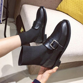 Fekete női csizma új modellje fém csattal